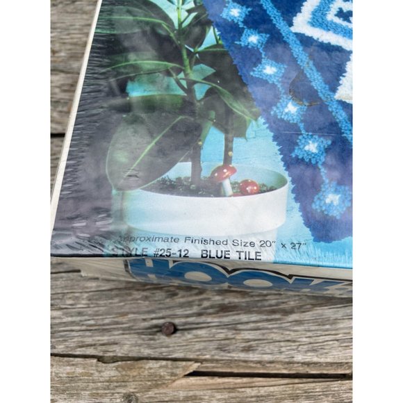 Vintage Latch Hook rug kit Blue White Geometric Boho NOS New 20x27" - Picture 4 of 8